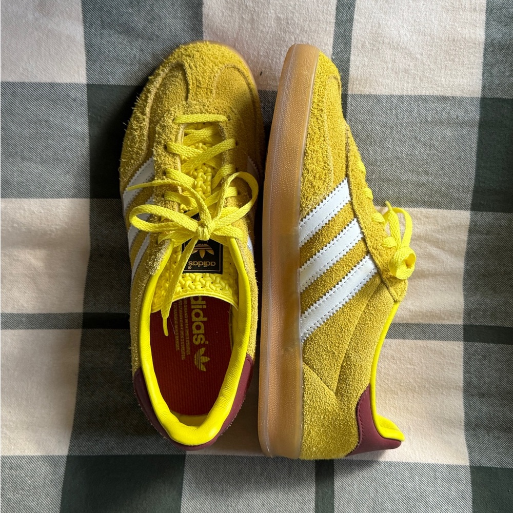 adidas Gazelle Indoor
Bright Yellow Collegiate Burgundy (Women's)